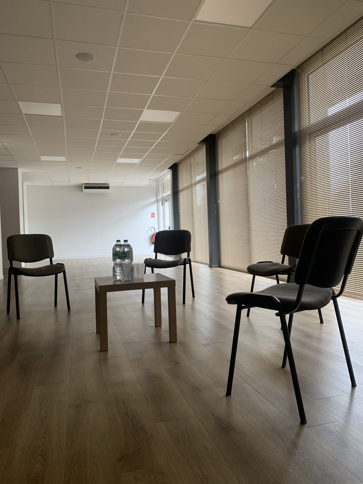 De rustige zaal met stoelen in een kring