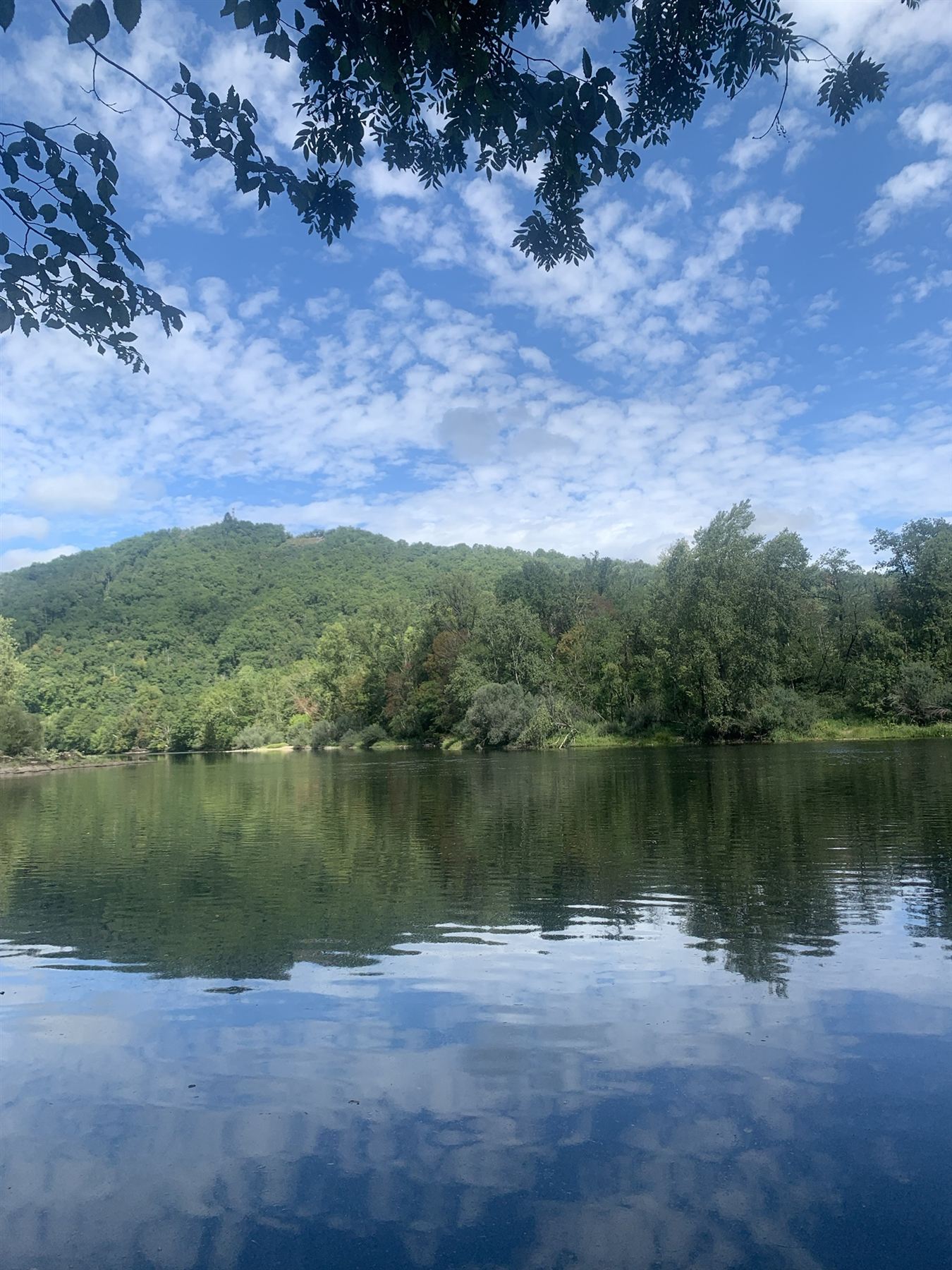De Dordogne met de wolken in het water