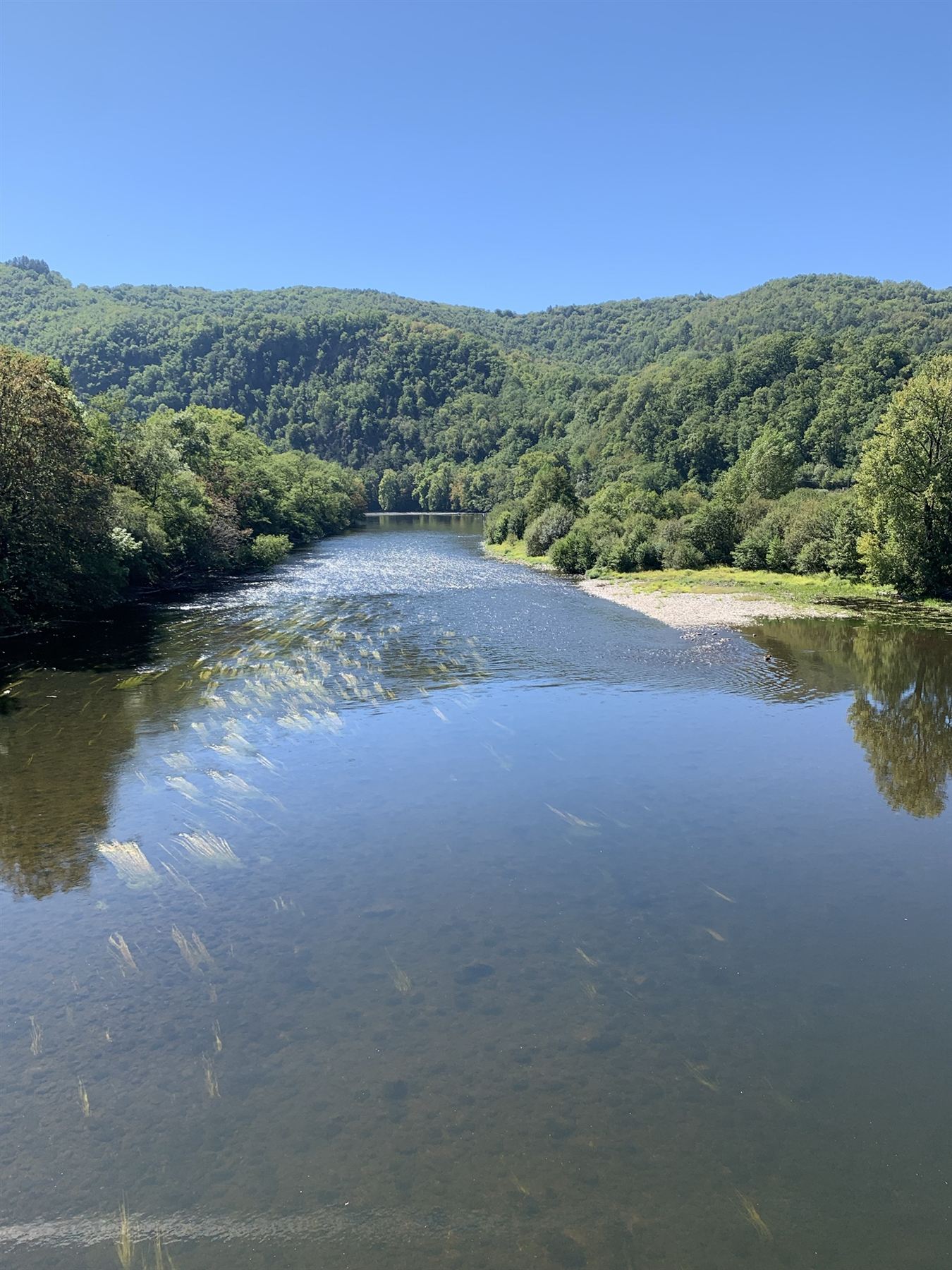 De Dordogne tussen beboste heuvels