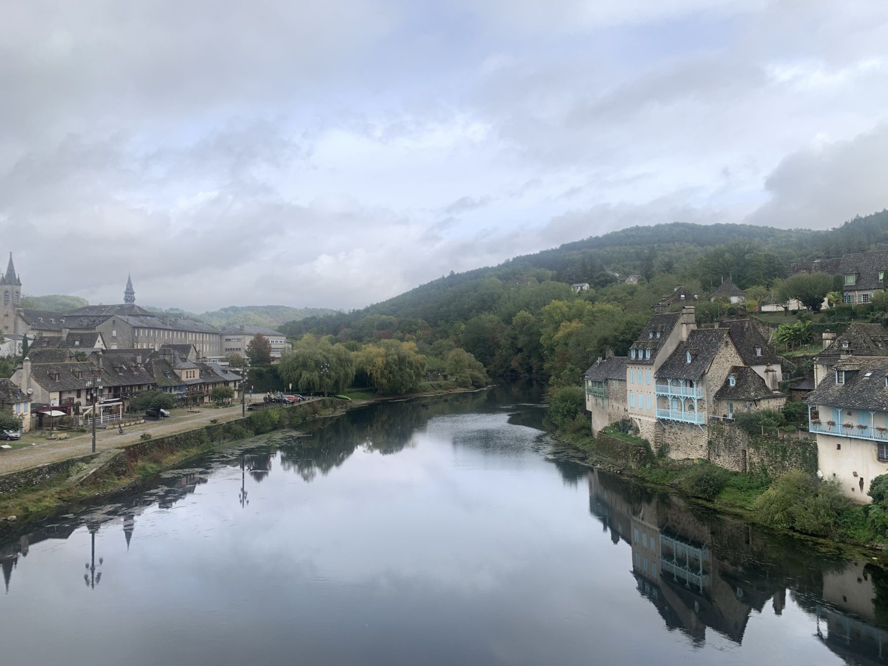 Argentat aan de Dordogne, het dorp met de kerk links en het blauwe huis met balkons rechts